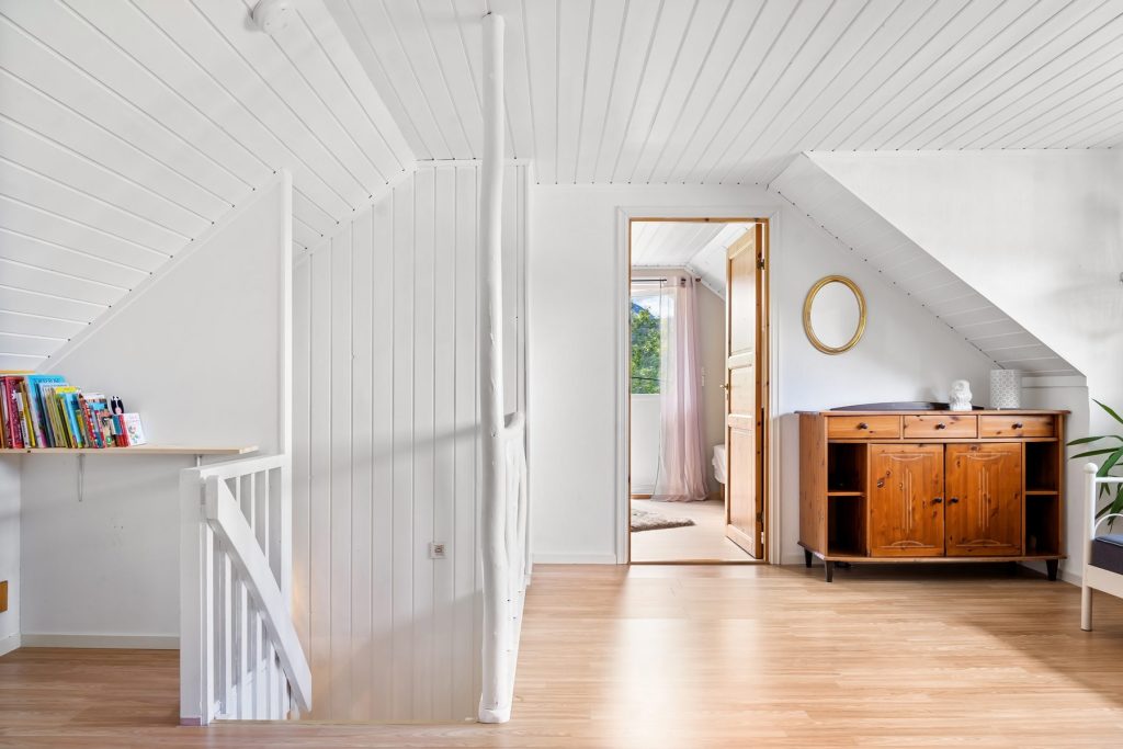 Palier et escalier avec parquet clair