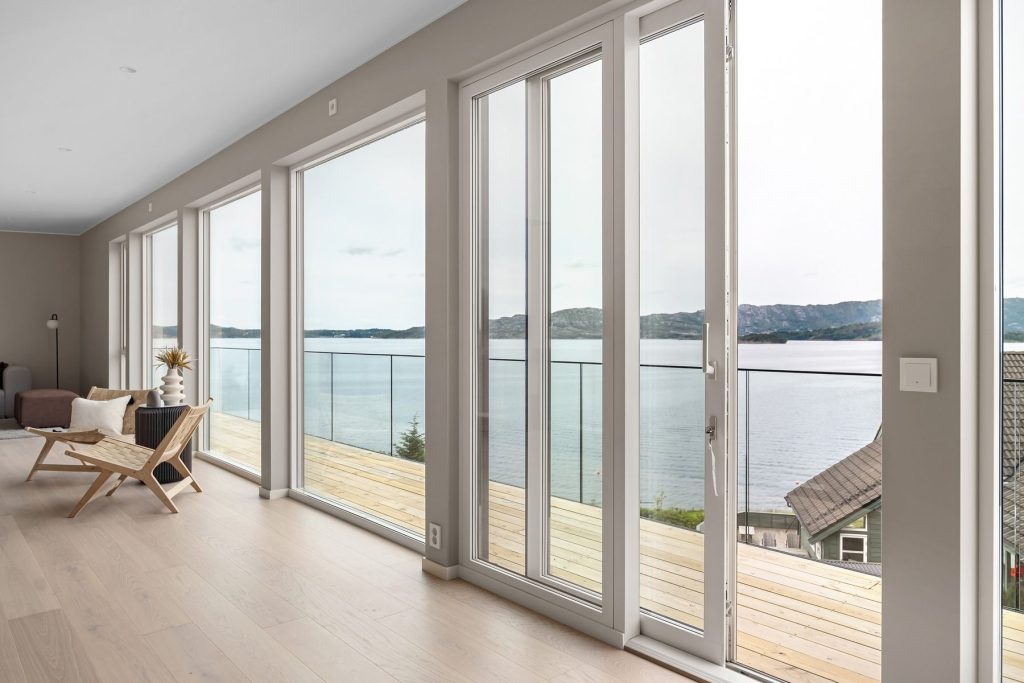 Pièce vitrée face à la mer avec parquet clair