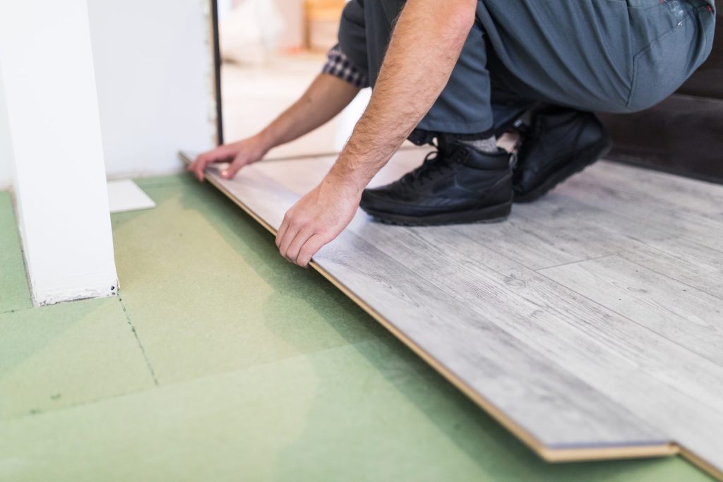 Pose d’un parquet flottant sur sous-couche
