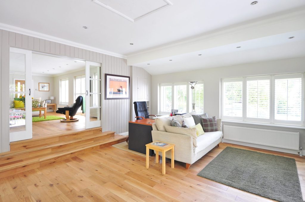 Salon avec parquet en chêne et une marche